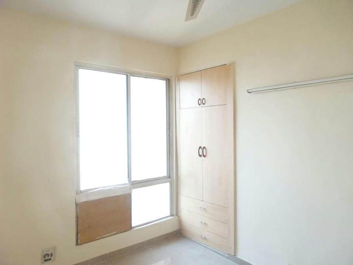 Show flat — DLF Regency Park 2