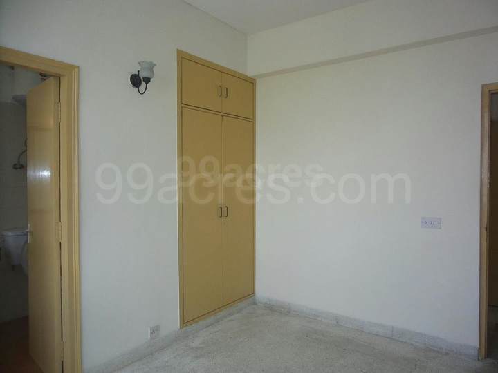 Show flat — DLF Silver Oaks