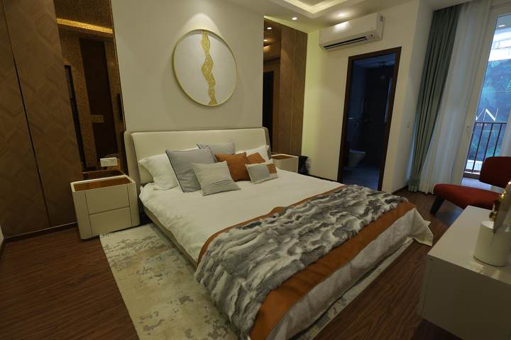 Show flat — MRG Crown