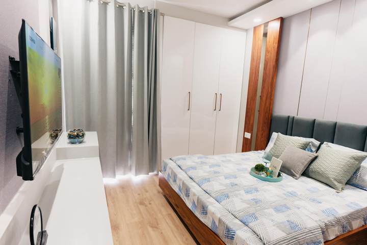 Show flat — The Rising Palm