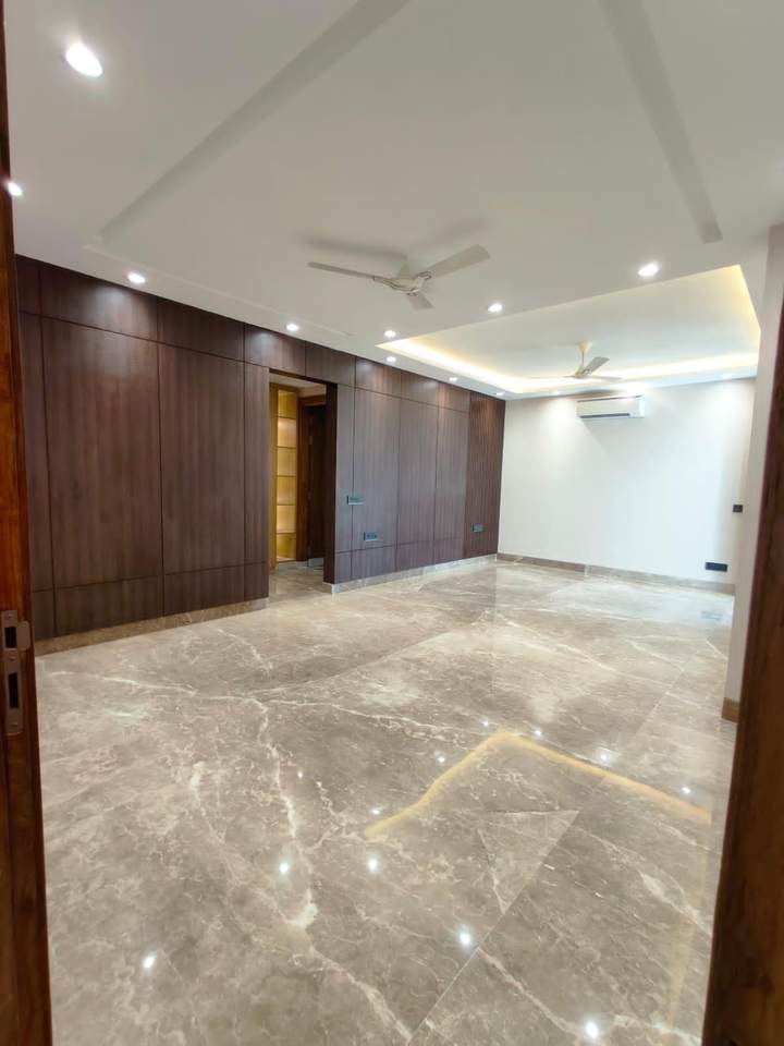 Show flat — Ultra Luxury Builder floor In Nirvana Country