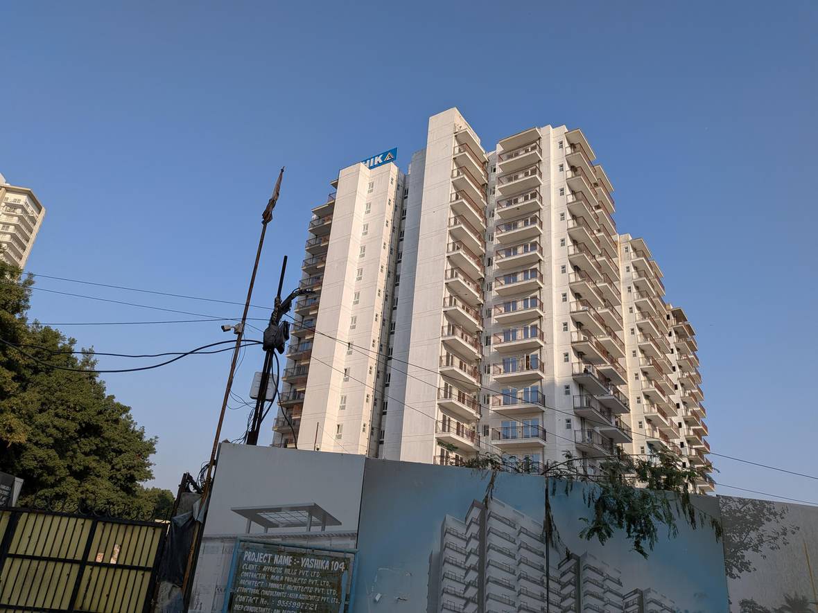 Yashika 104 — elevation